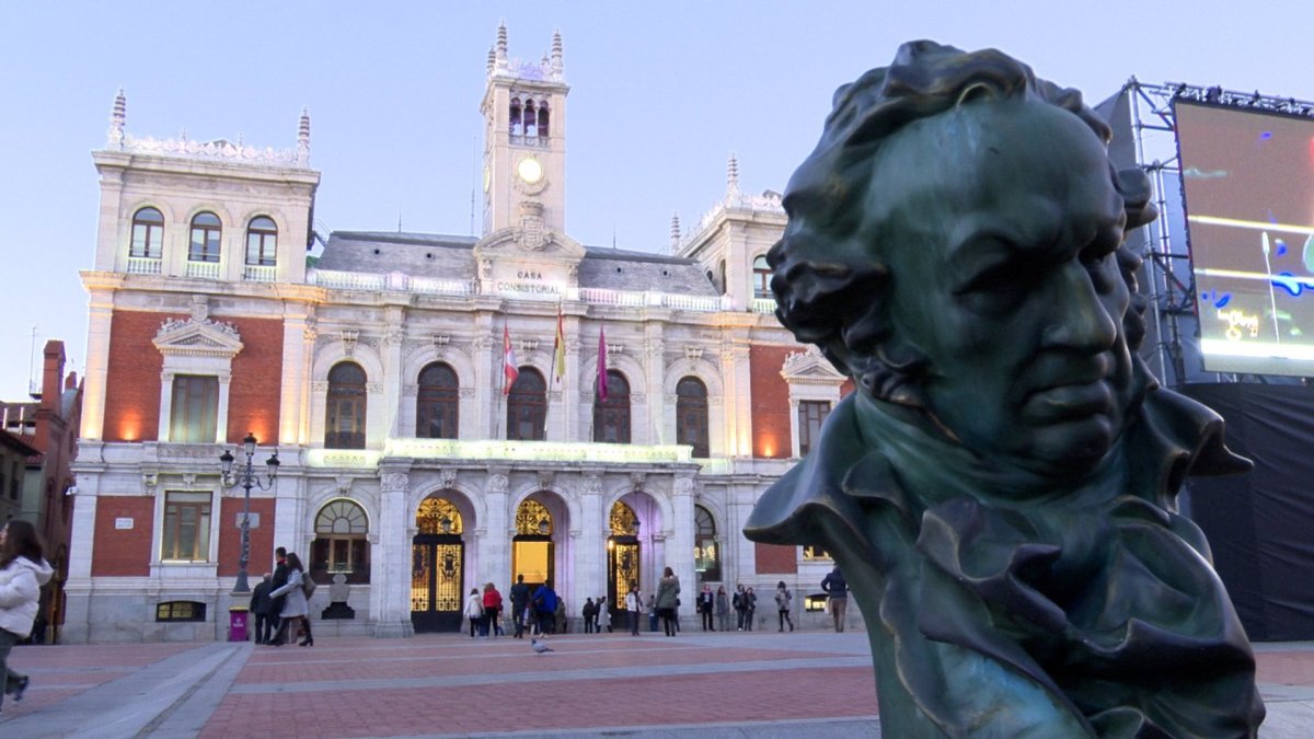 Una de las estatuas de Goya que se han instalado en la Plaza Mayor de Valladolid - EUROPA PRESS