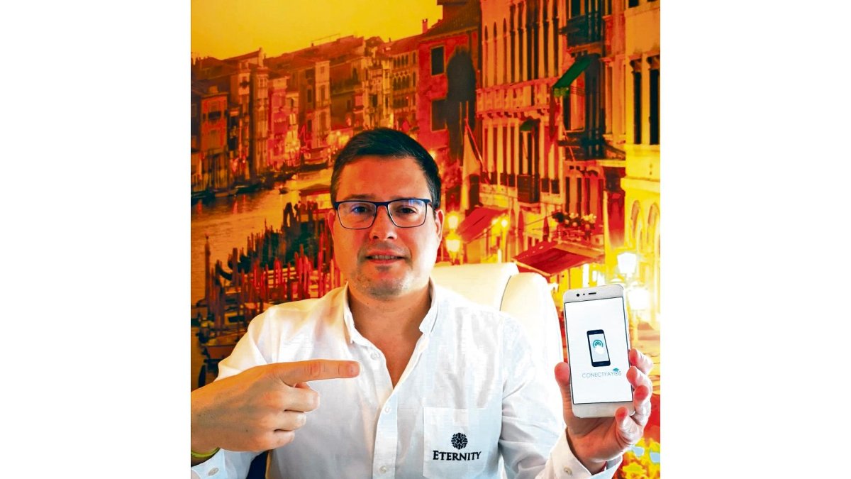 El emprendedor Javier Arranz con la aplicación ConectYayos.- EL MUNDO