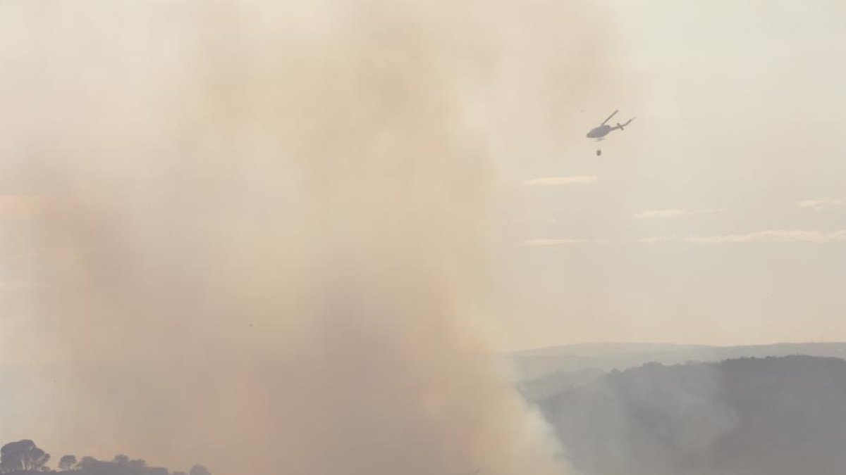 Un medio aéreo ayuda a sofocar el incendio de Fermoselle.-ICAL