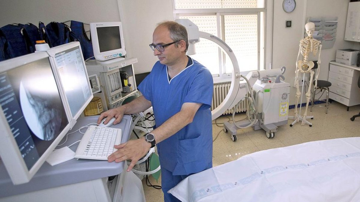 El responsable de la Unidad del Dolor Infantil, Enrique Ortega, en las instalaciones en el edificio Rondilla, de Valladolid.-JOSÉ C. CASTILLO