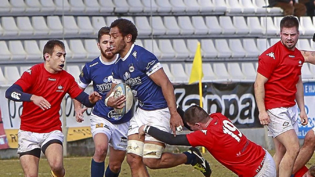 Gavidi se zafa del placaje del jugador de la Santboiana durante el partido del pasado domingo disputado en los campos de Pepe Rojo-J.M. LOSTAU