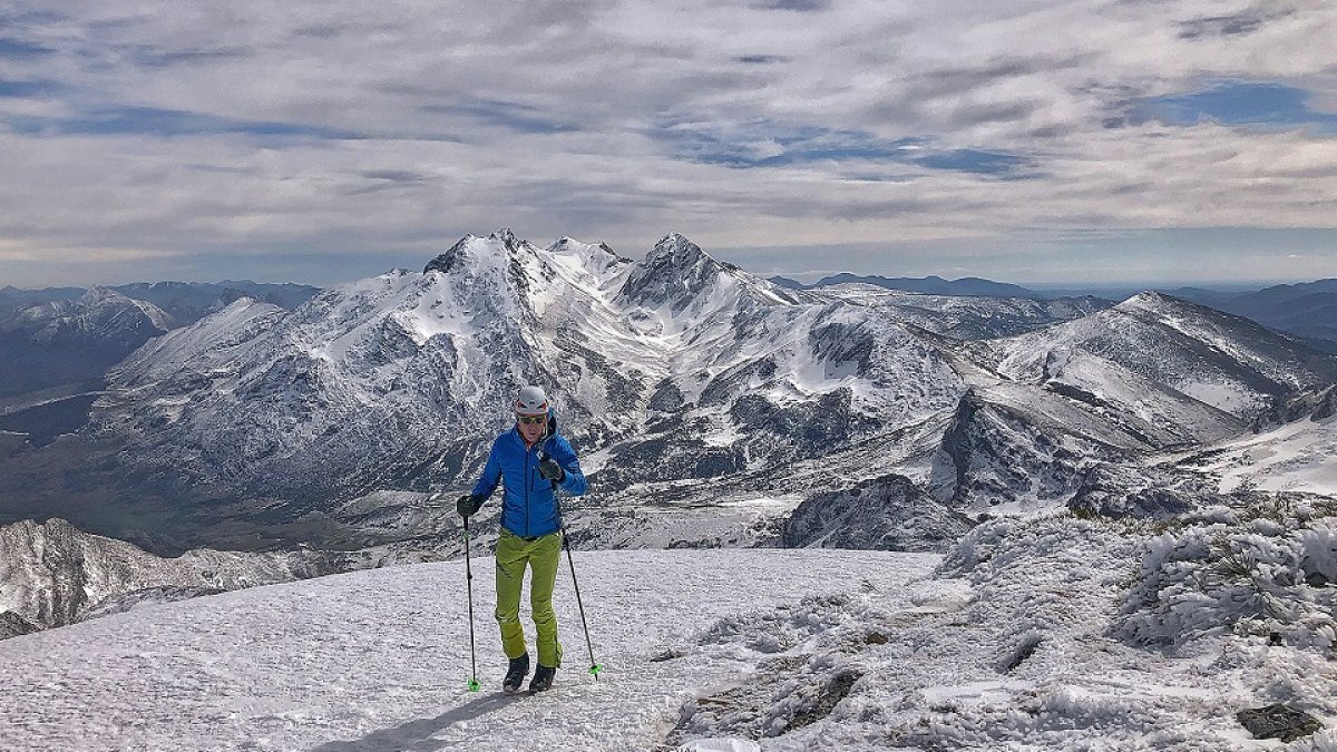 Un montañero alcanza la cumbre del Pico Lago, con las cumbres de Mampodre a sus espaldas. / N.S.