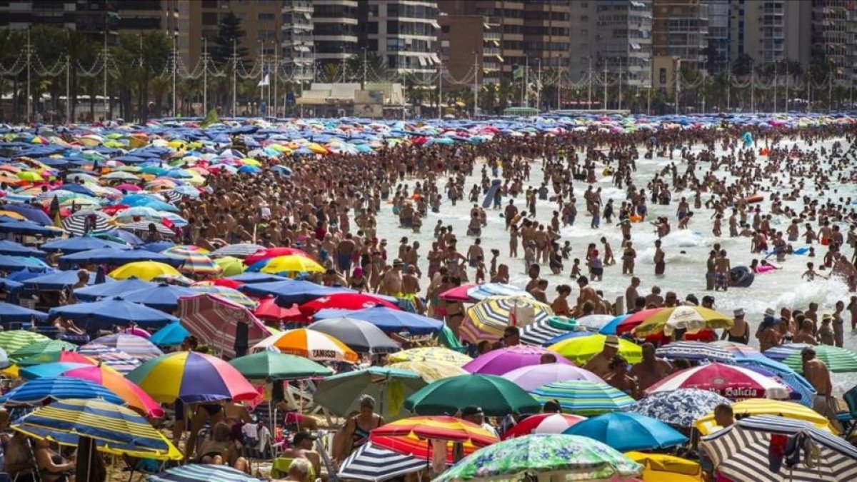 El sector turístico español es uno de los potencialmente más afectados por el brexit. En la foto, una imagen de la playa de Benidorm, en Alicante.-/ MIGUEL LORENZO