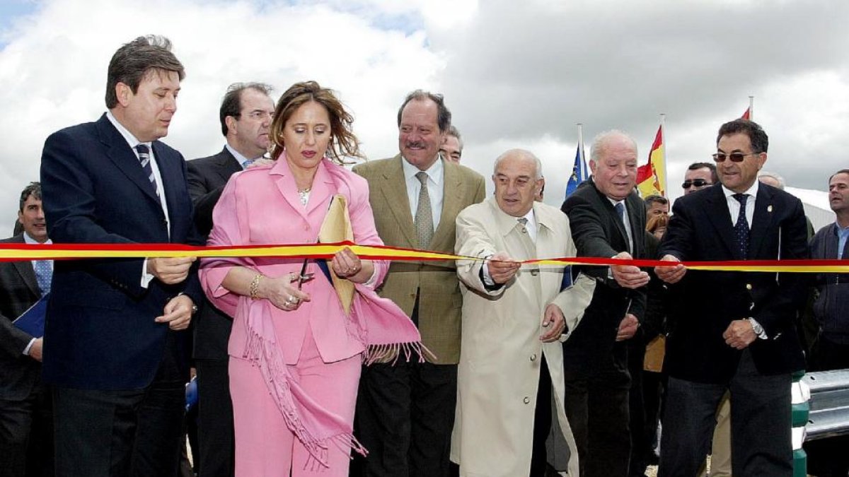 El presidente Herrera asiste a la apertura en 2003 del último tramo de la A-231 con la alcaldesa de Melgar cortando la cinta.-ICAL