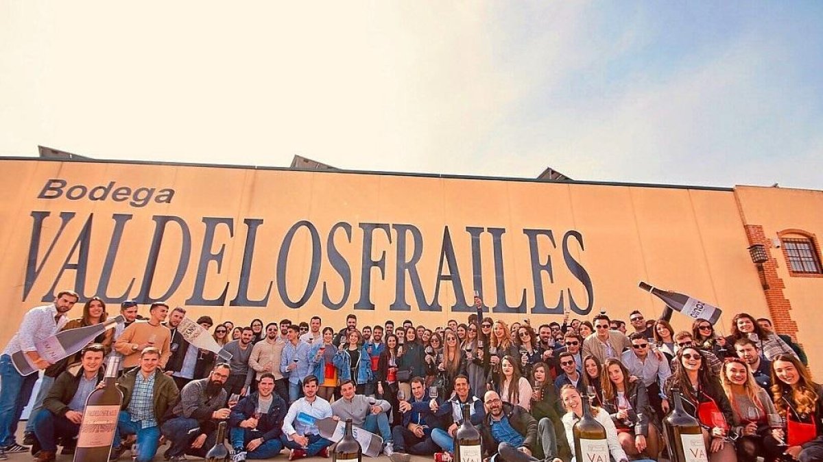 Un grupo de jóvenes frente a las puertas de la Bodega Valdelosfrailes.-E. M.