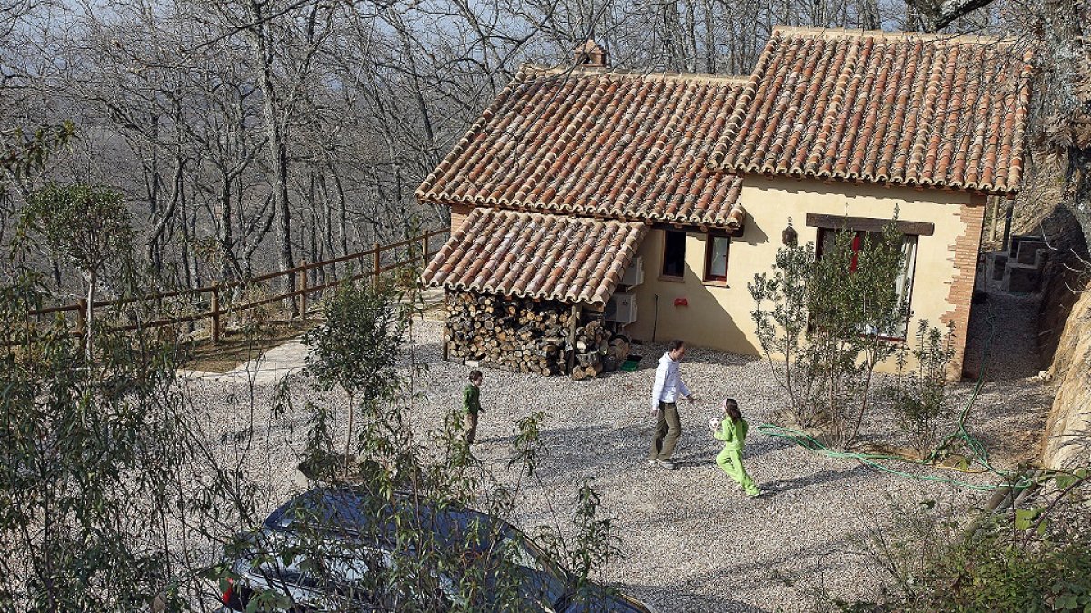 Una familia disfruta de su estancia en una casa rural de la provincia abulense, en una imagen de archivo. RICARDO MUÑOZ