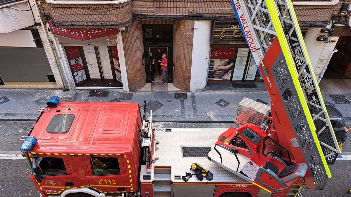Los Bomberos actúan en el edificio que ha sufrido una caída de cascotes en la calle Conde de Ribadeo de Valladolid. -EP