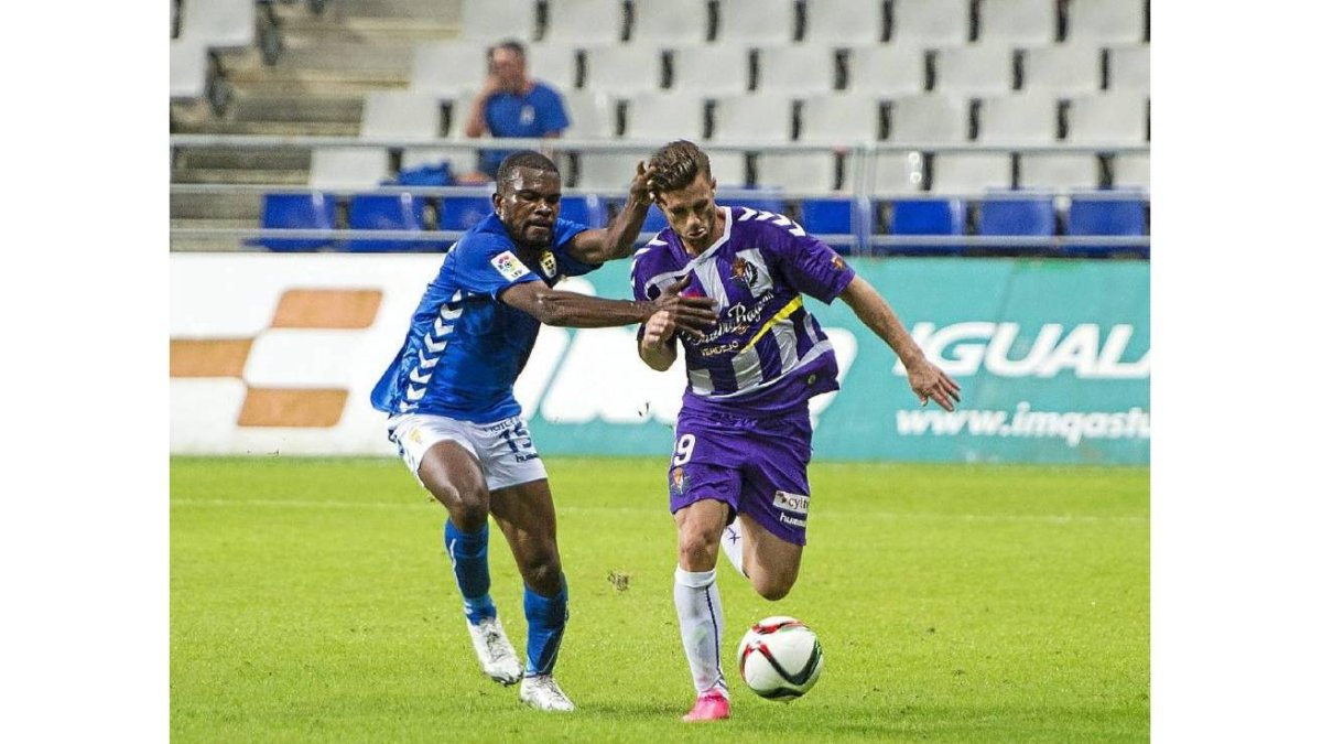 Omgba mete el brazo a Rodri para tratar de cortar su internada.-PHOTO-DEPORTE