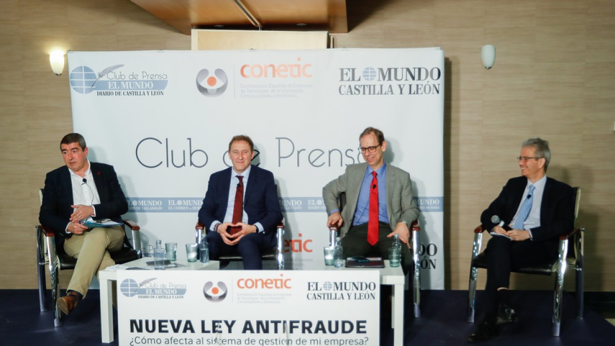 Pablo R. Lago, Tomás Castro, Javier Hurtado y José Borja durante el foro. / LOSTAU