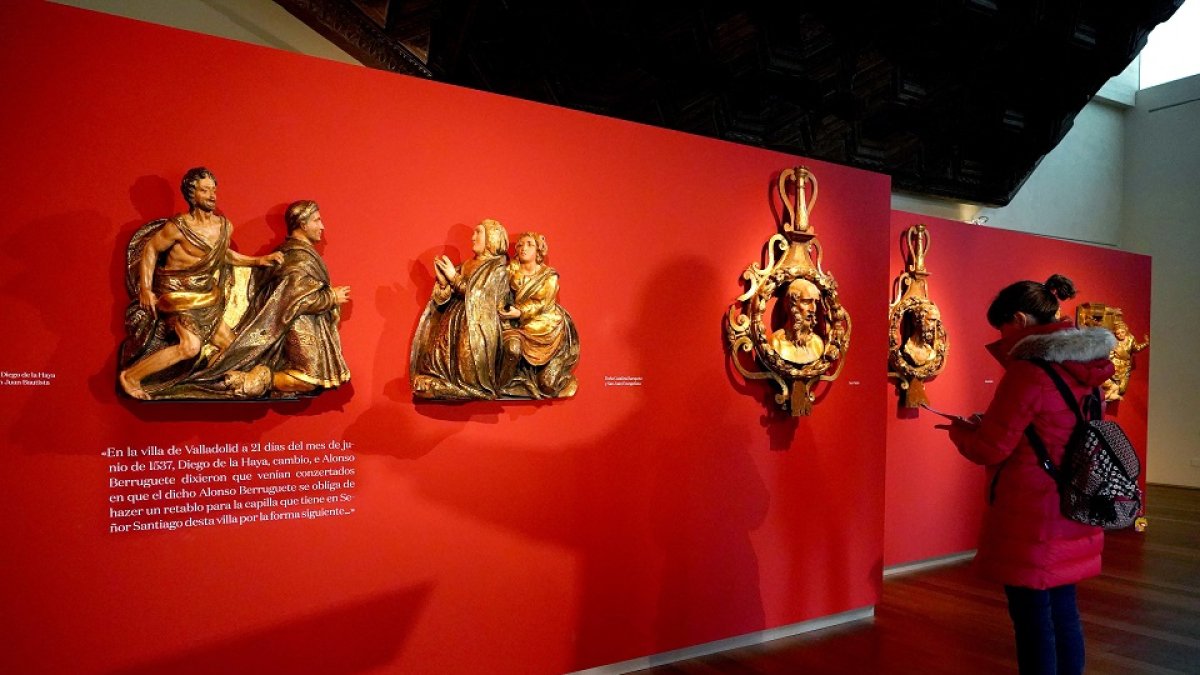 Algunas de las piezas del retablo de Berruguete expuestas hasta el 19 de abril en el Rincón Rojo del Museo de Escultura. ICAL