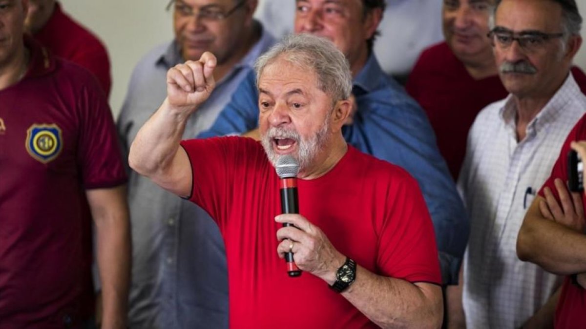Lula se dirige a sus seguidores del sindicato metalúrgico en Sao Bernardo do Campo.-/ MARCELO CHELLO / AP