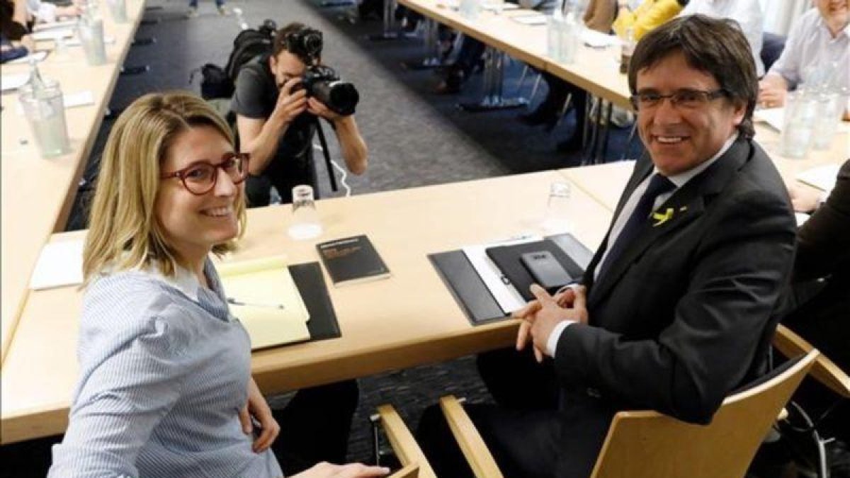 Elsa Artadi y Carles Puigdemont, en la reunión de Junts per Catalunya en Berlín.-AFP / ODD ANDERSEN
