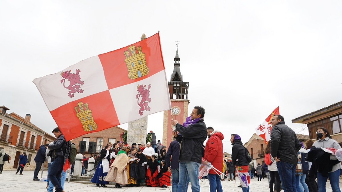 Un hombre sostiene una bandera de Castilla y León en Villalar.- ICAL