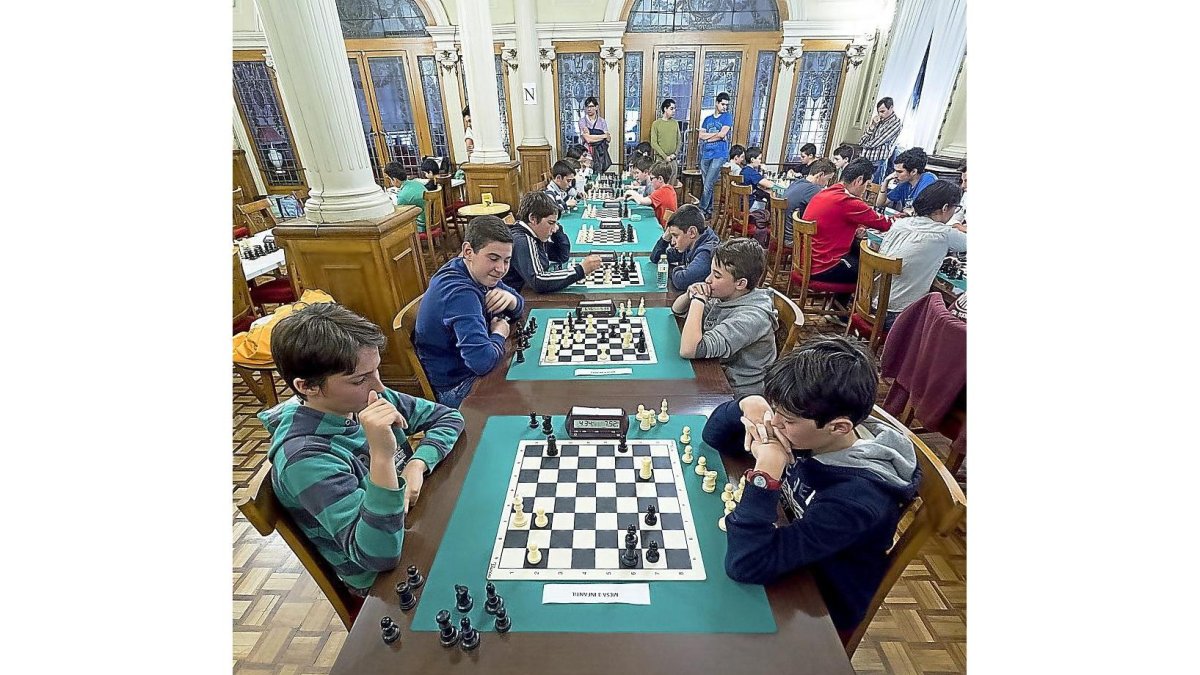 Varios jugadores durante jornada de ajedrez de los Juegos Escolares disputada en Valladolid.-J.M. LOSTAU