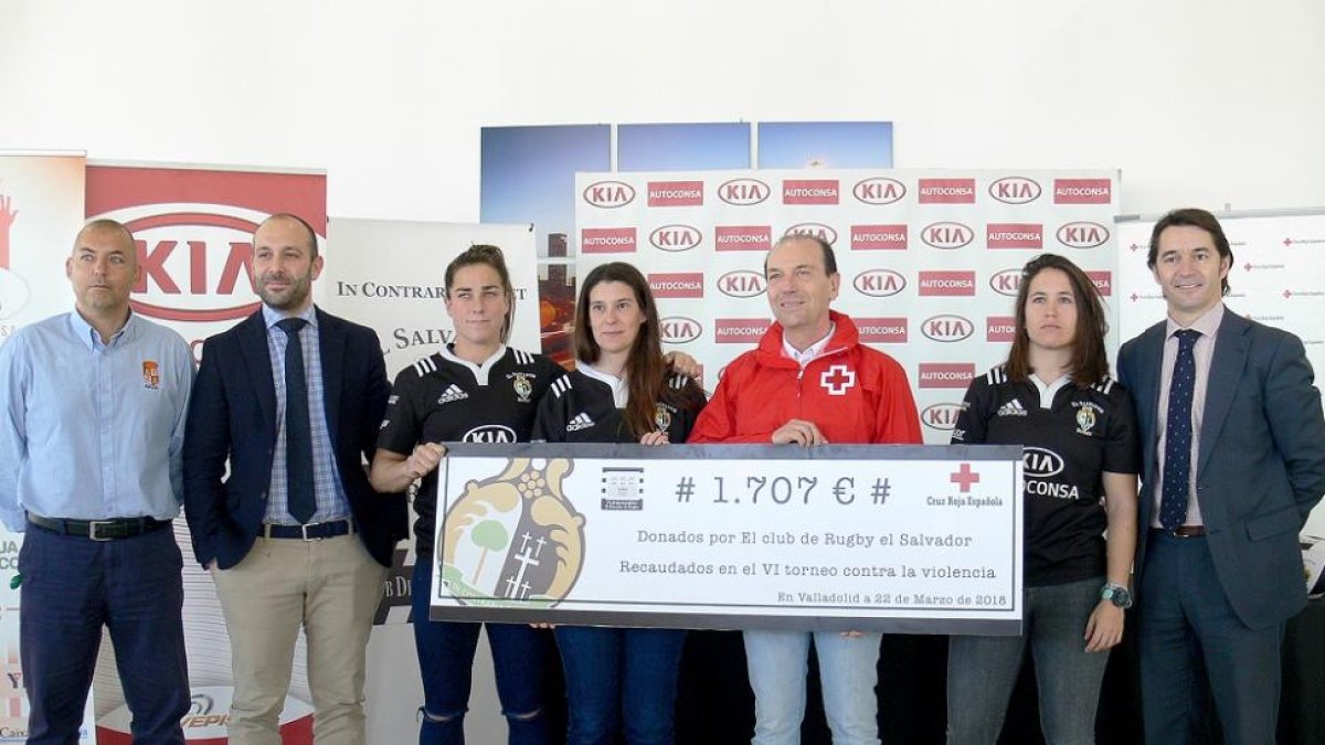 El club de rugby El Salvador entrega a Cruz Roja en Valladolid los 1.707 euros recaudados en el torneo contra la violencia de género-ICAL