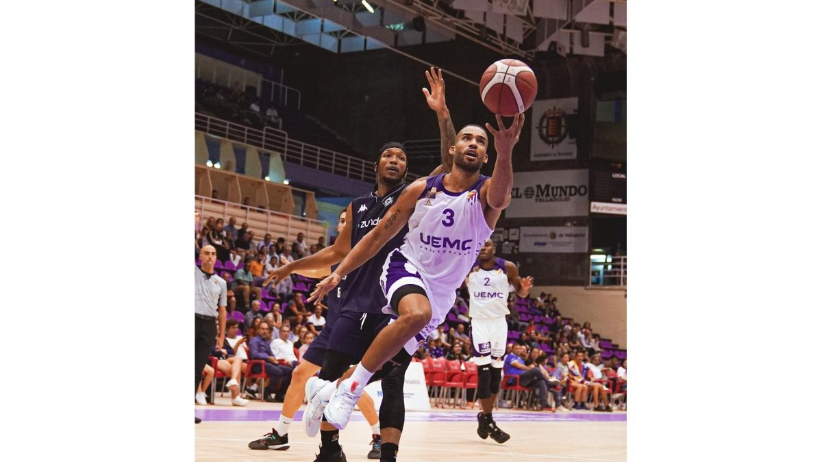 Mike Torres penetra a canasta durante el duelo de la Copa de Castilla y León ante Palencia. / RVB