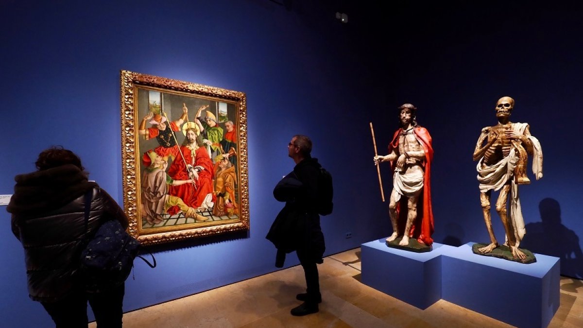 Un hombre contempla’Coronación de espinas’, del Maestro de la Sisla, junto a dos tallas de Gil de Ronza, ‘Ecce Homo’ y ‘La muerte’. M. A. S. - PHOTOGENIC