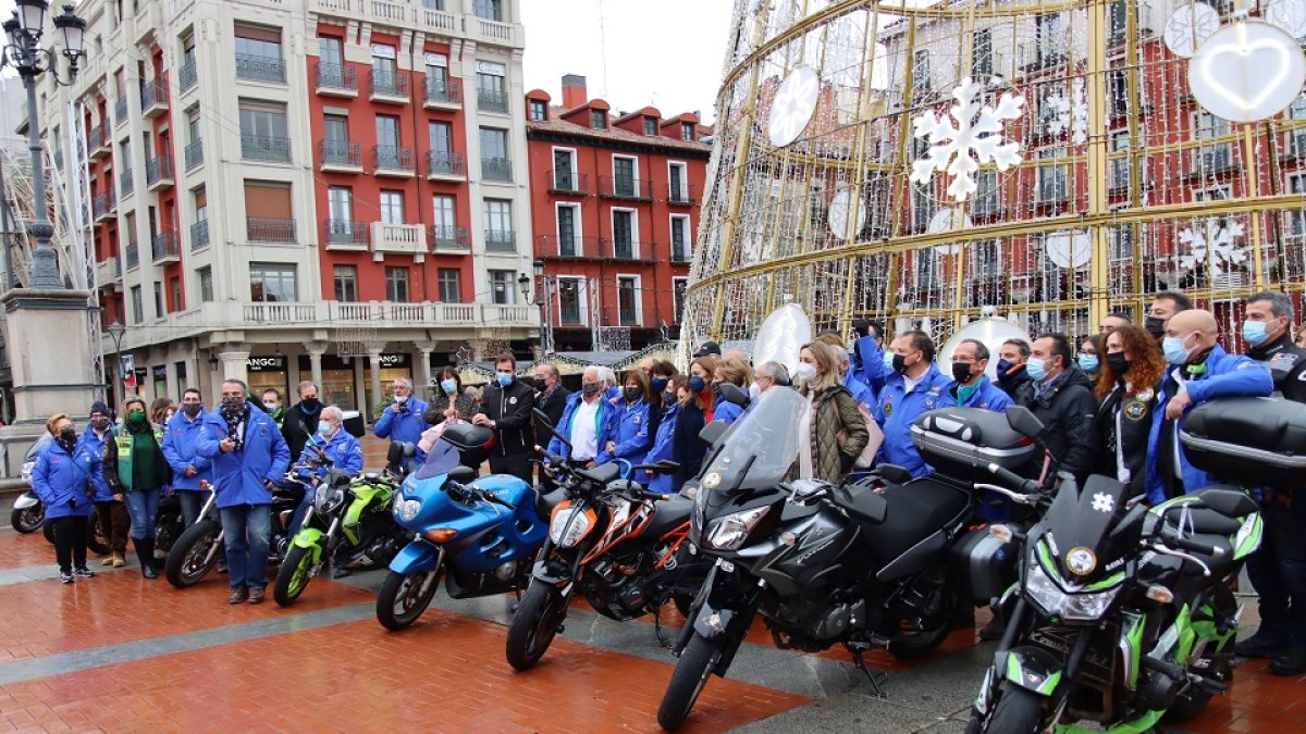 Voluntarios de Turismoto y autoridades se inmortalizaron ante el árbol  de los deseos de la Plaza Mayor, un guiño a la esperanza de cerrar una edición histórica.- E. M.