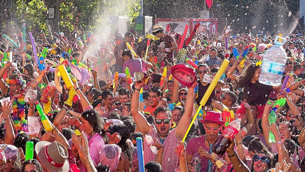 Vallisoletanos disfrutando en el desfile de peñas de una pasada edición de las Fiestas de la Virgen de San Lorenzo. - PABLO REQUEJO