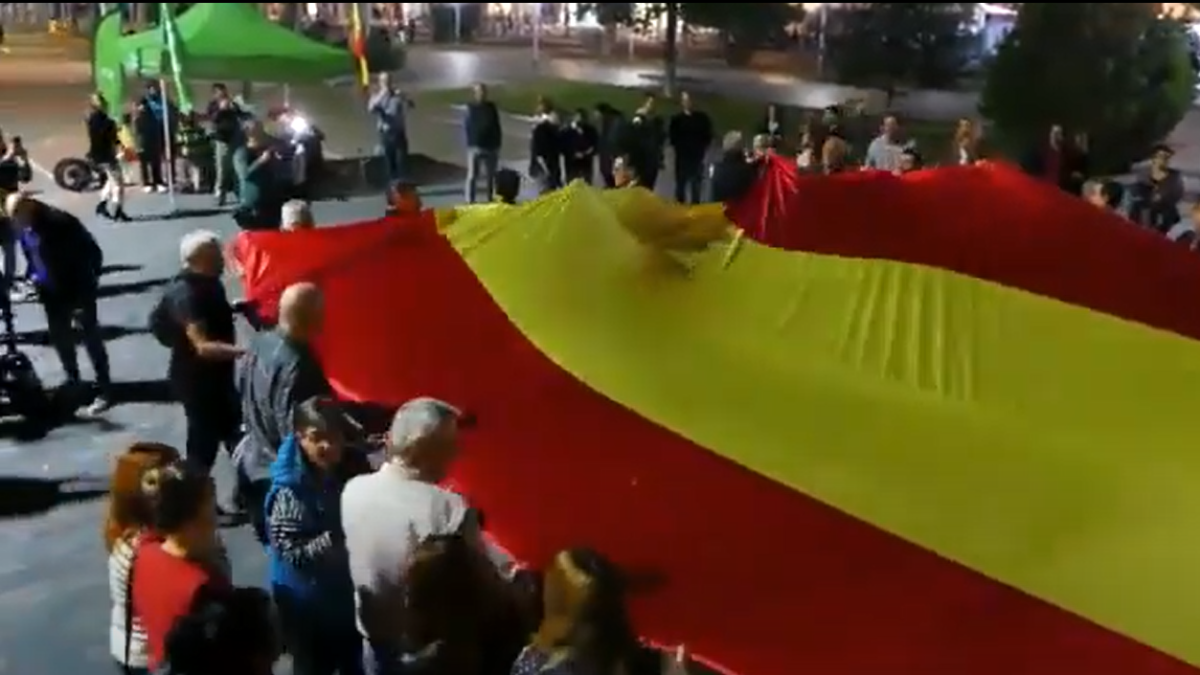 Vox vigila la estatua de Colón en Valladolid "para evitar ataques" y despliega una bandera de España gigante. Twitter: Vox Valladolid