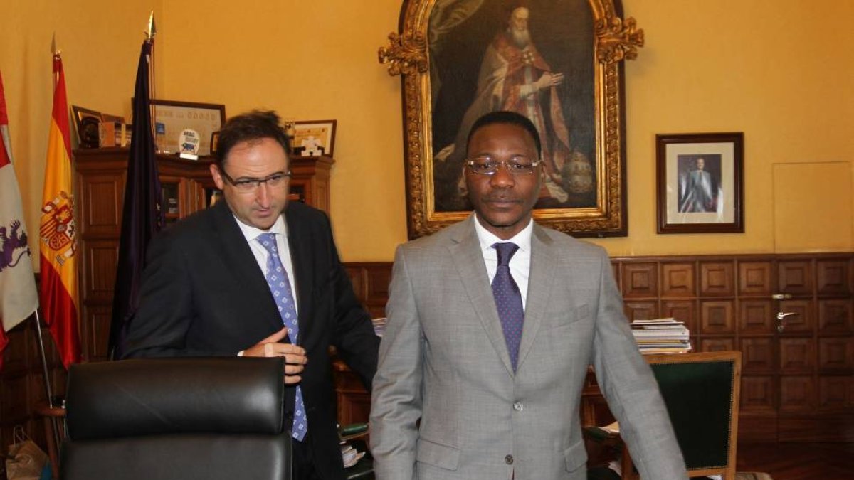 El alcalde de Palencia, Alfonso Polanco (D), recibe al embajador de Guinea en España, Frederic Kolié (I), en el despacho de la Alcaldía-Ical