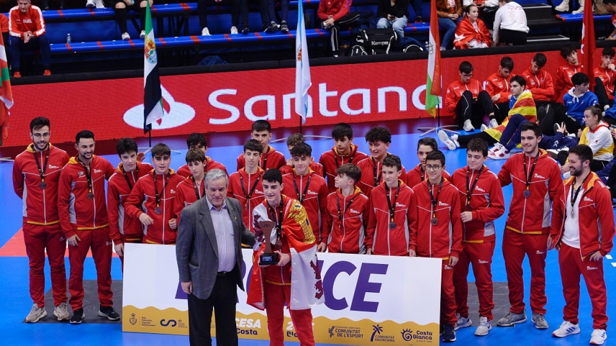 Los infantiles de Castilla y León, con su presidente Tinín Alonso, posan con el trofeo y medalllas de bronce en el CESA. / EL MUNDO