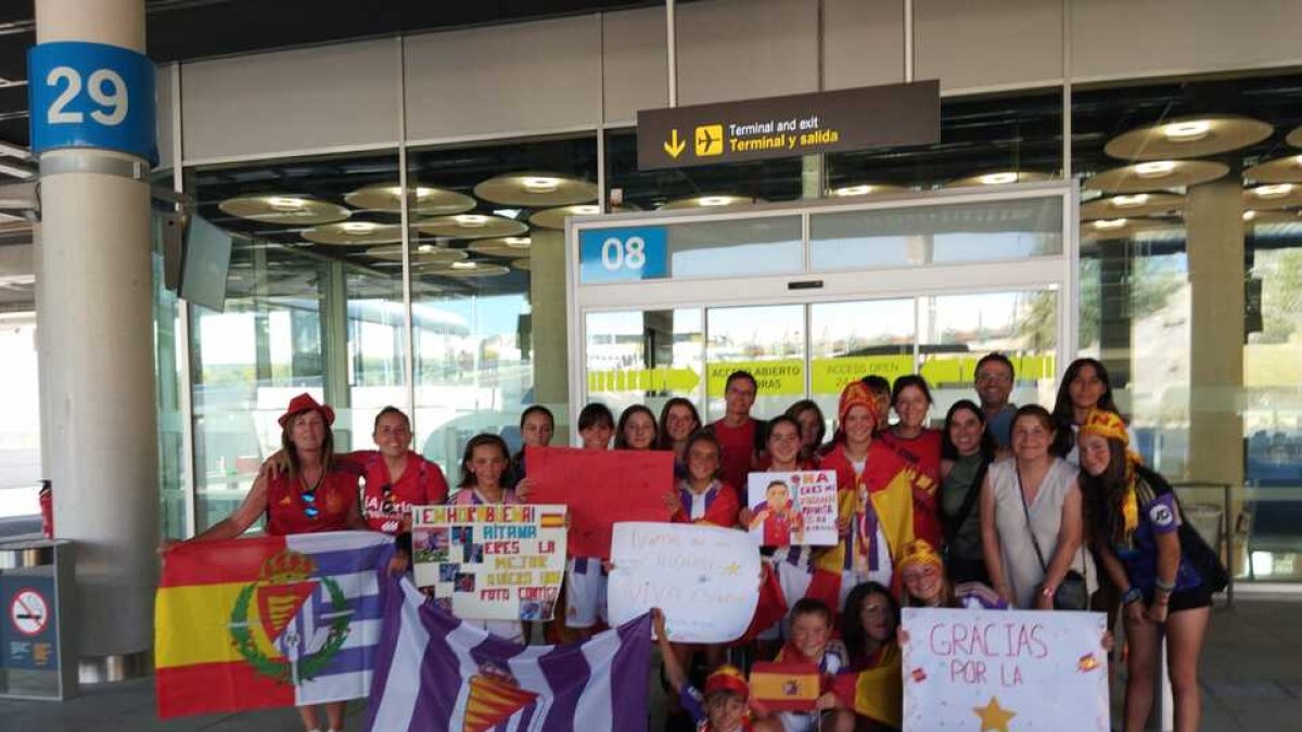 La expedición vallisoletana en el Aeropuerto de Madrid. / E. M.