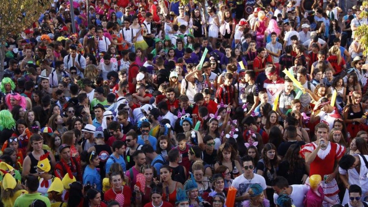 Las peñas pondrán un año más el colorido y la animación a las fiestas de Laguna de Dueroa.-E. M.