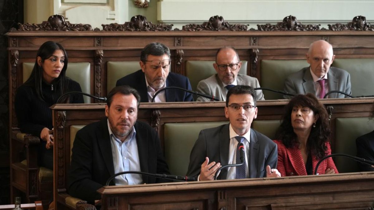 Óscar Puente y Pedro Herrero, en un momento del pleno de este lunes en el Ayuntamiento de Valladolid.-J. M. LOSTAU