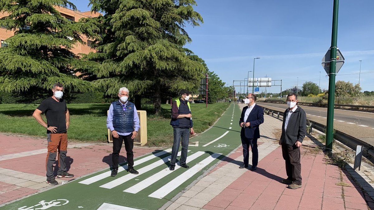 El concejal de Movilidad y Espacio Urbano, Luis Vélez, visitia la finalizadción de las obras de dos tramos de carril bici segregado en Valladolid.- AYTO. VALLADOLID