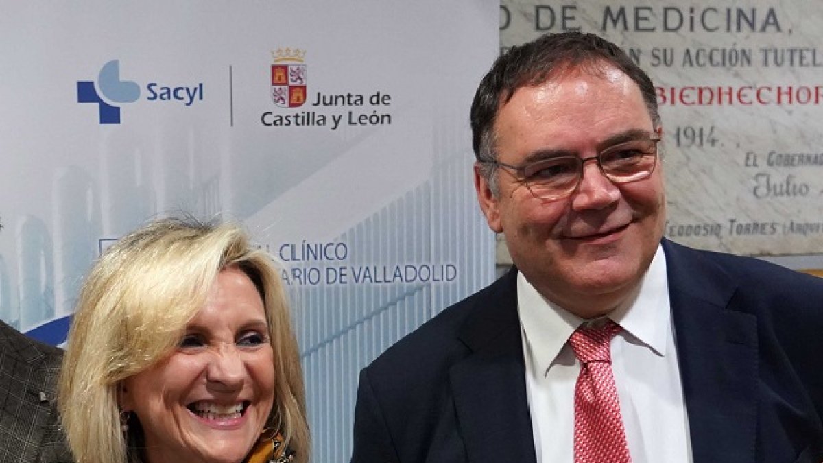 La consejera de Sanidad, Verónica Casado, y el ex gerente del Hospital de Medina, José Manuel Vicente, en una imagen de archivo. | ICAL