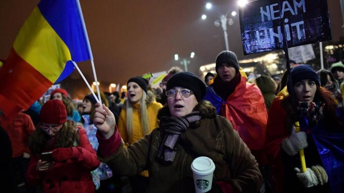 Rumanos se manifiestan contra la corrupción en Bucarest en febrero del 2017, cuando comenzó la oleada de protestas.-DANIEL MIHAILESCU