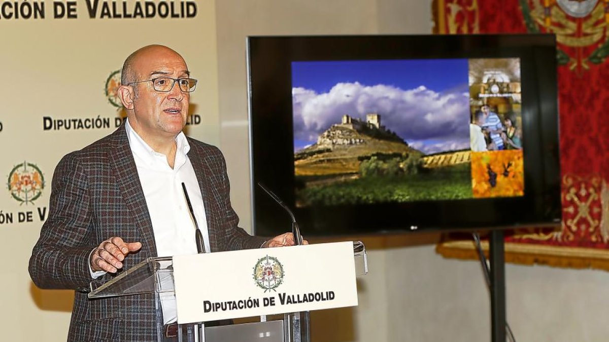 El presidente de la Diputación, Jesús Julio Carnero, presenta ayer la propuesta turística para Intur.-EL MUNDO