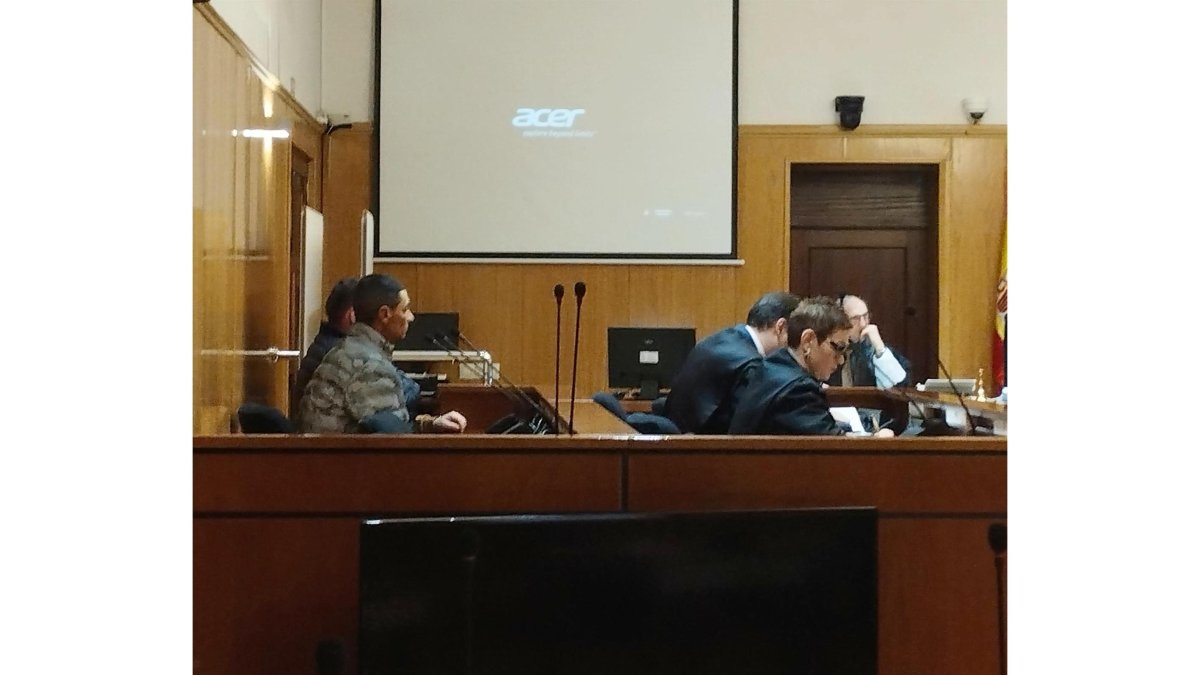 Los tres encausados junto a sus abogados comparecen en la primera jornada del juicio iniciado en la Audiencia de Valladolid. - EUROPA PRESS