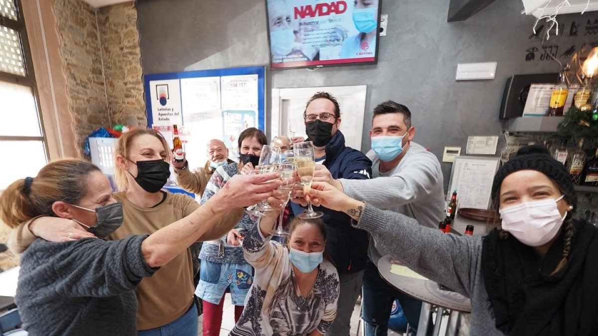 El Café Bar Menfis en Cigales, en la provincia de Valladolid, celebra el segundo premio de la Lotería de El NIño. / EL MUNDO.