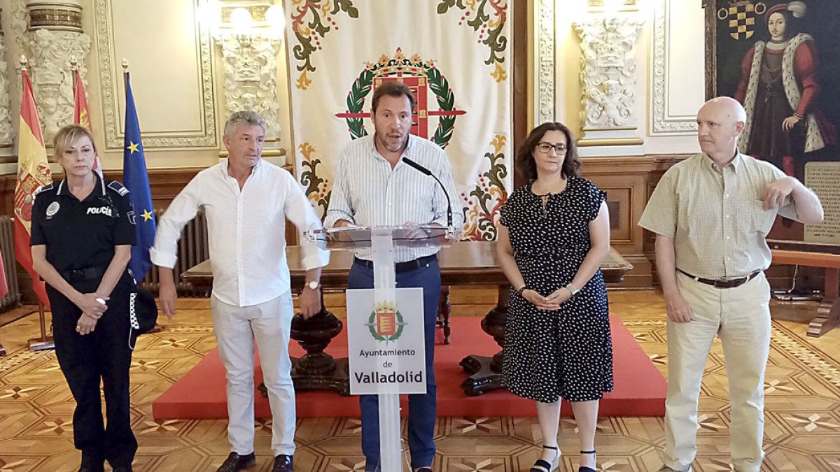 Los alcaldes de Arroyo, Valladolid y La Cistérniga junto a la intendente jefa de la Policía Municipal y el concejal de Seguridad Ciudadana, tras el acuerdo firmado este martes. SGC