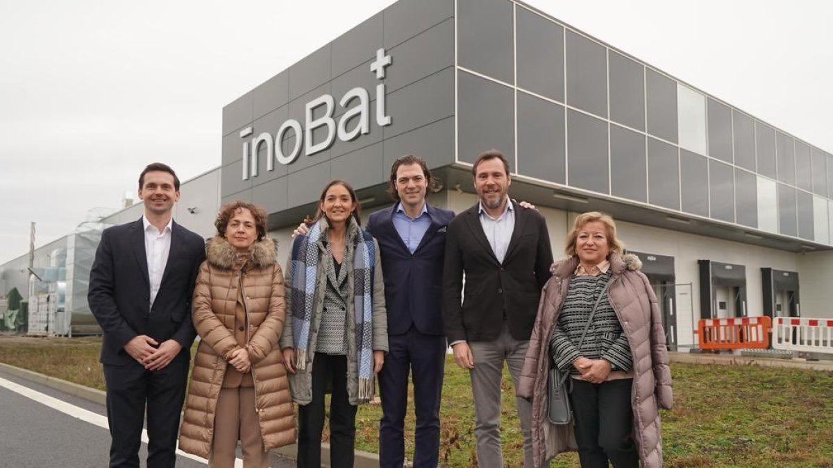 Visita de la ministra Reyes Maroto y Óscar Puente a Inobat en Bratislava en enero pasado.-E. M.