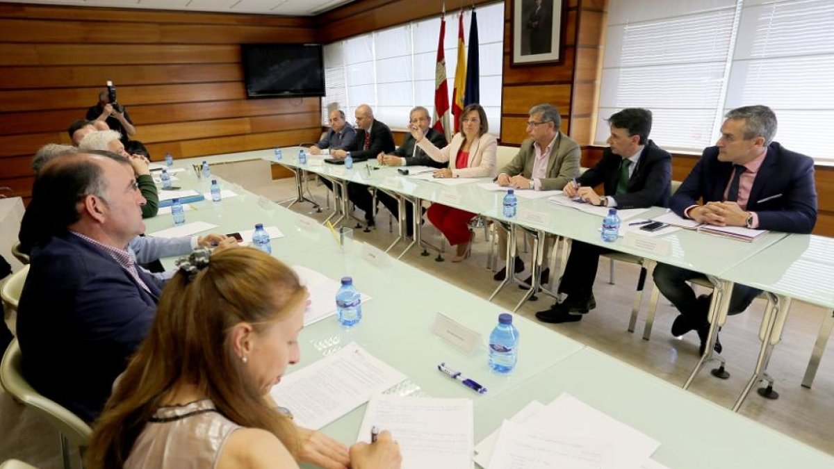 Milagros Marcos, inaugura la jornada 'Estrategias en el cooperativismo agroalimentario de Castilla y León'.-ICAL