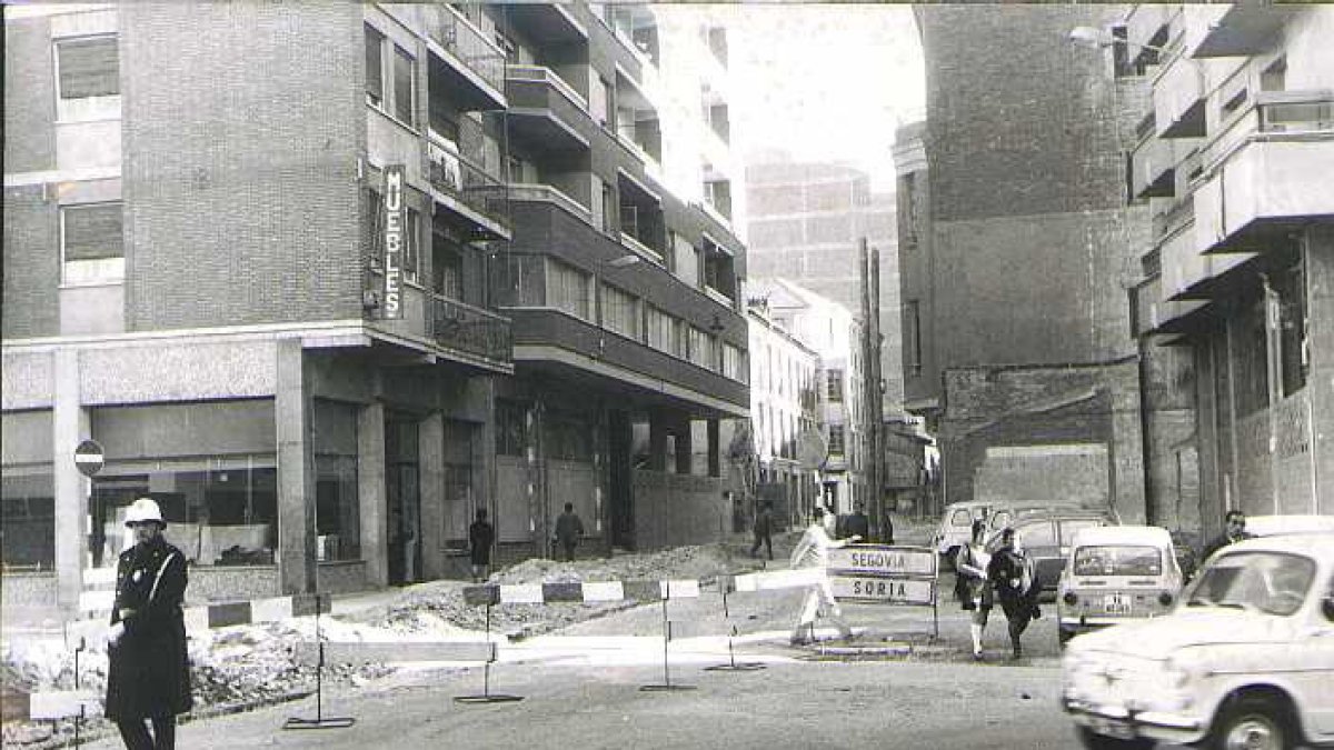 Calle Cervantes de Valladolid en obras con peatones y un agente de la policía municipal en 1970 - ARCHIVO MUNICIPAL DE VALLADOLID