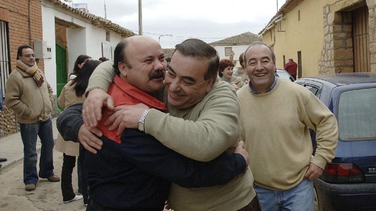 Un vecino abraza al panadero de Villardefrades.-J.M.LOSTAU