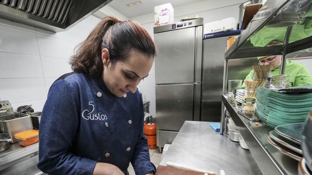 La chef Palmira Soler del restaurante 5 Gustos de Valladolid preparando una receta de espárragos. Su local participa en la Ruta del Espárrago de la capital.-M.A. SANTOS