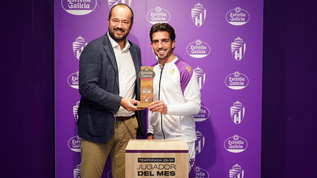 Monchu,  recibiendo el premio Jugador Estrella Galicia del mes de septiembre. / RVCF