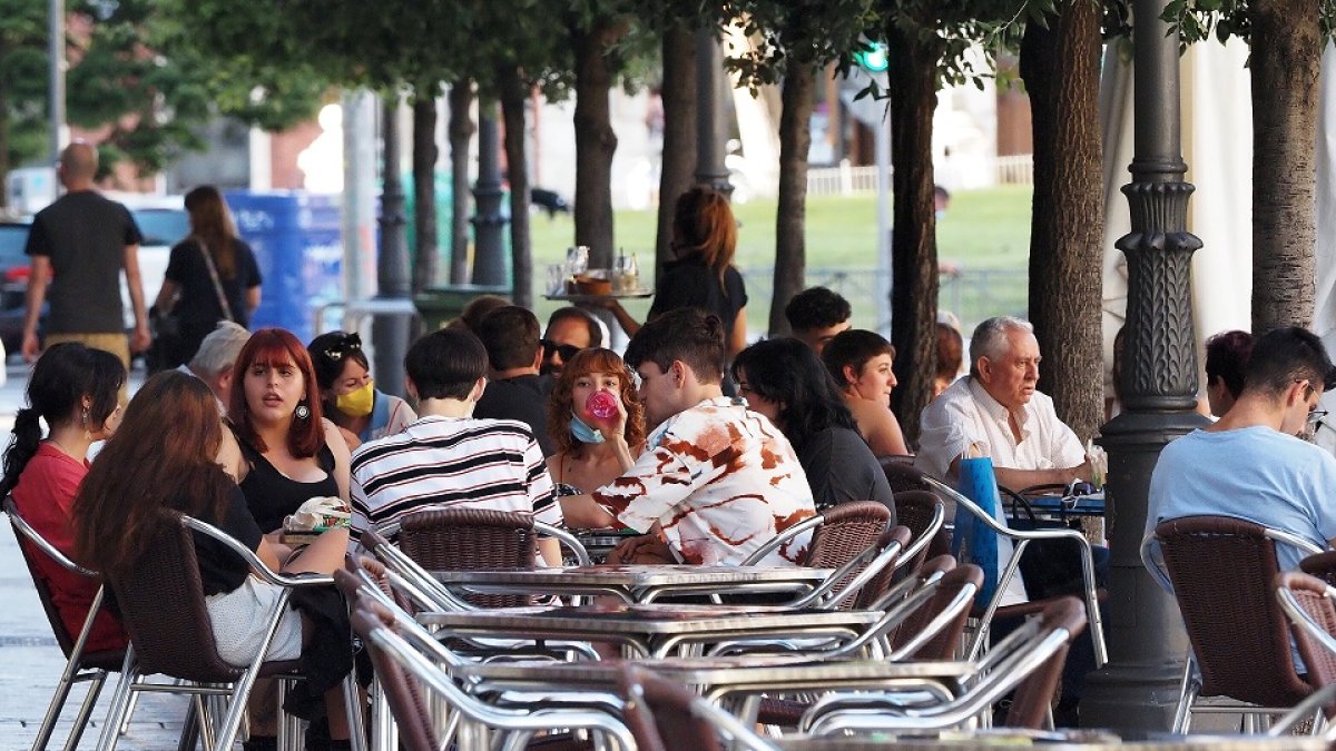 Gente en una terraza de Valladolid.-  MIGUEL ÁNGEL SANTOS