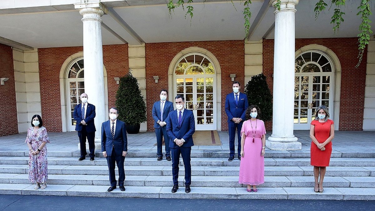 Puente, primero por la derecha en la segunda fila, en la foto  con el presidente  del Gobierno y miembros de la FEMP en el Palacio de la Moncloa.- ICAL