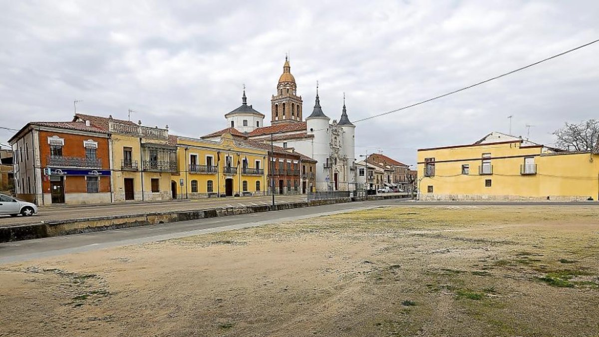 Plaza Mayor de Rueda, un solar recientemente expropiado por el Ayuntamiento y que será urbanizado.-J.M. LOSTAU