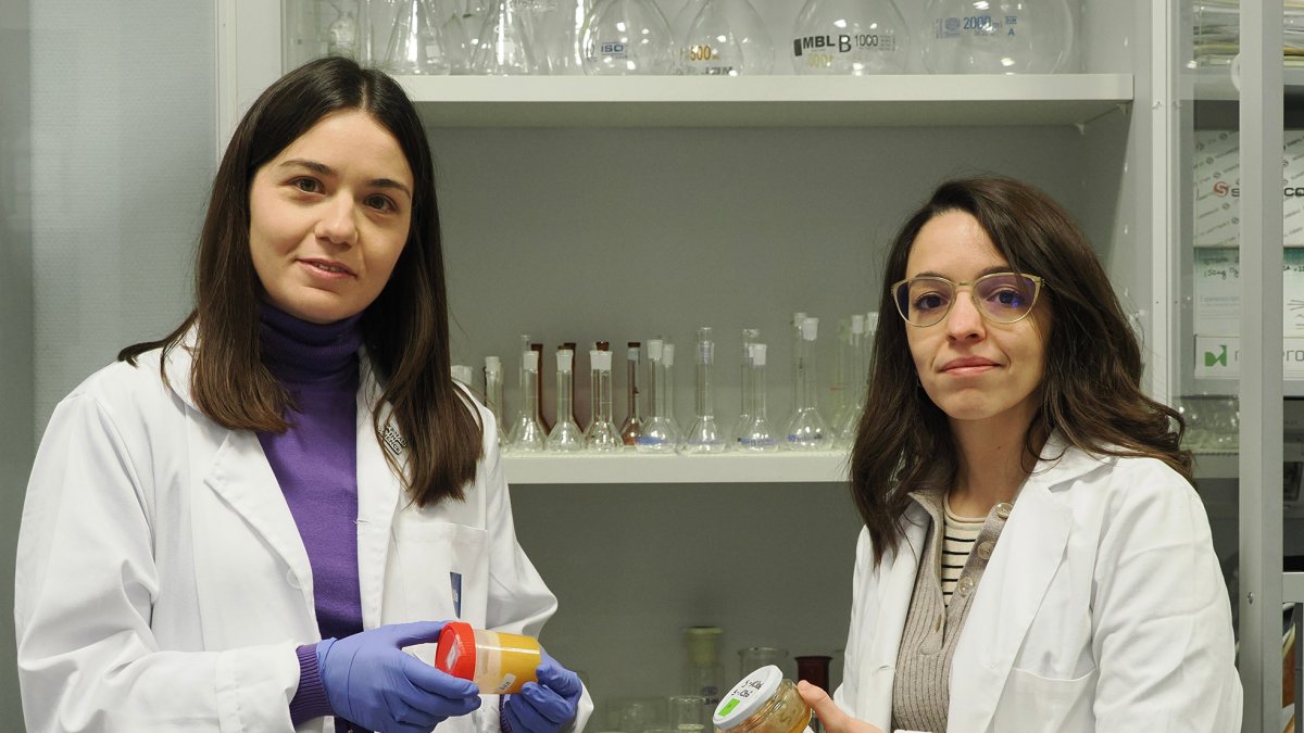 Ana María Ares Sacristán y Silvia Valverde Bastardo en las instalaciones de la Universidad de Valladolid. -PHOTOGENIC