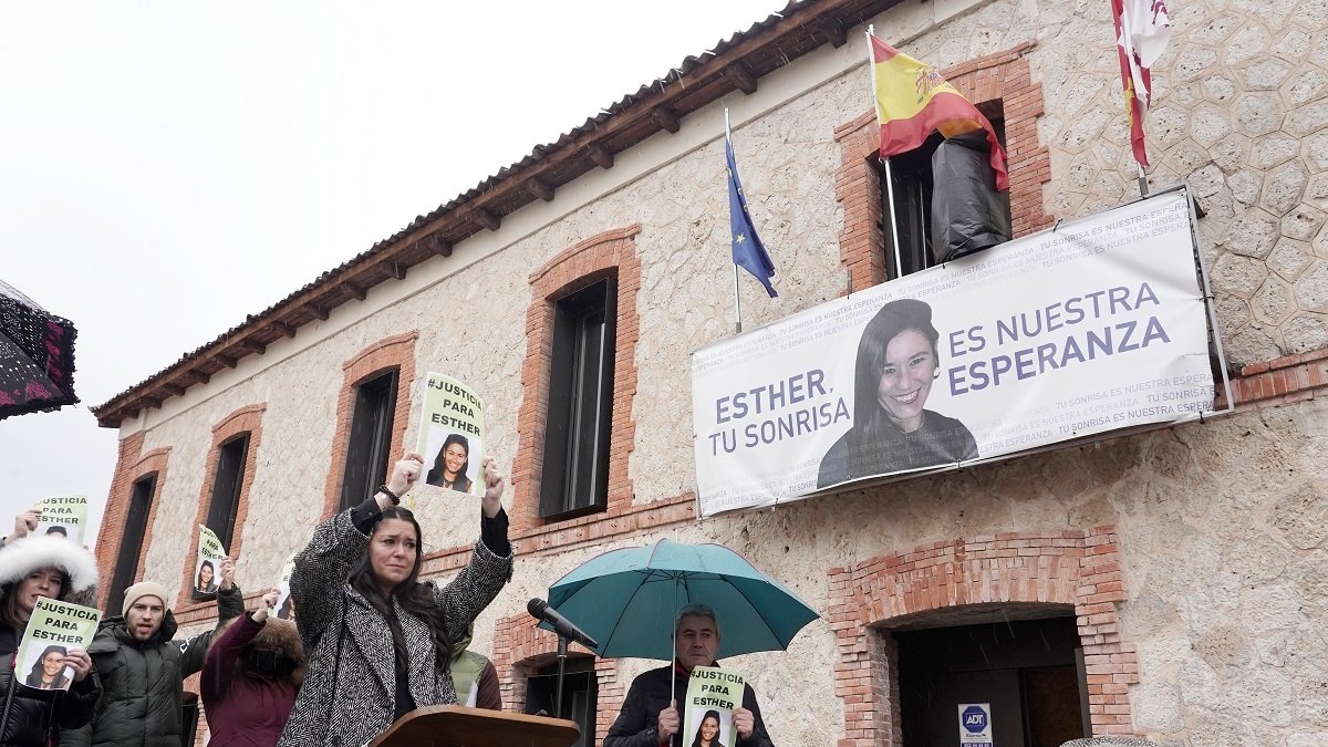 La hermana de Esther López, Inés, muestra la fotografía de su hermana durante el acto de este domingo.- ICAL