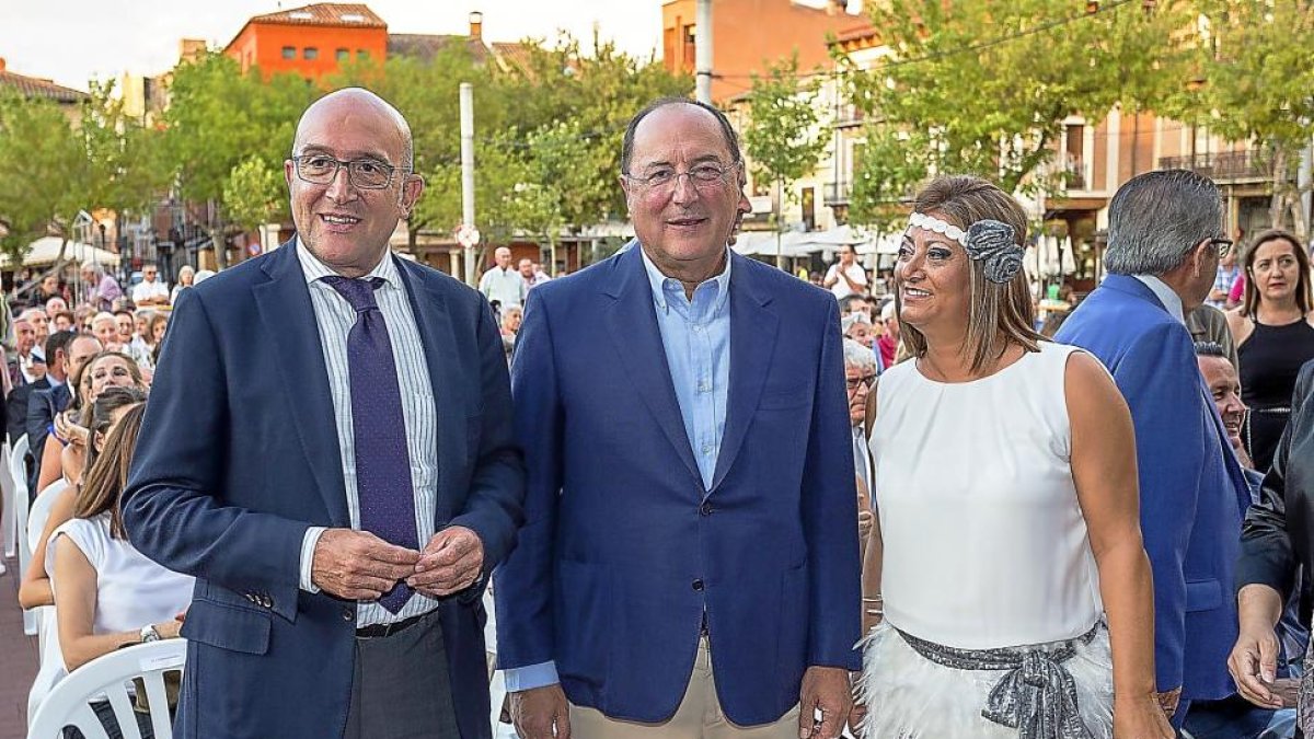 Jesús Julio Carnero, Carlos Moro y Teresa López momentos antes del inicio del pregón.-MIGUEL ÁNGEL SANTOS