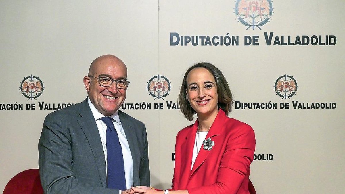 Jesús Julio Carnero y Pilar Vicente se estrechan la mano para sellar el acuerdo.-E. M.