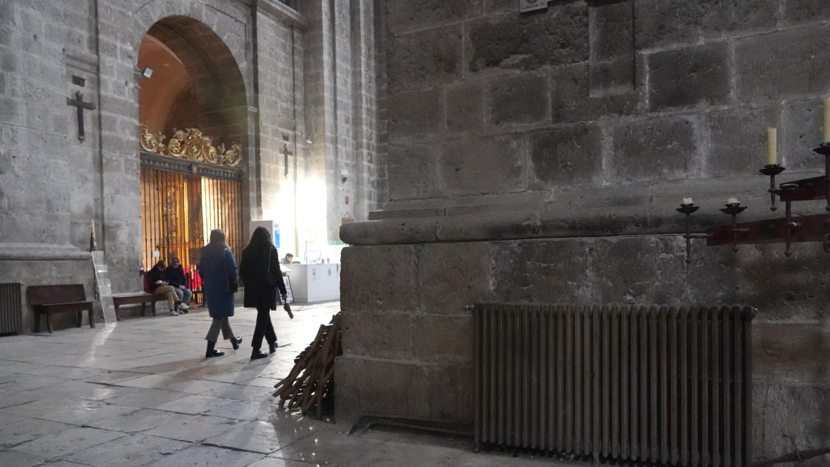 Radiador en el interior de la Catedral de Valladolid. -ICAL